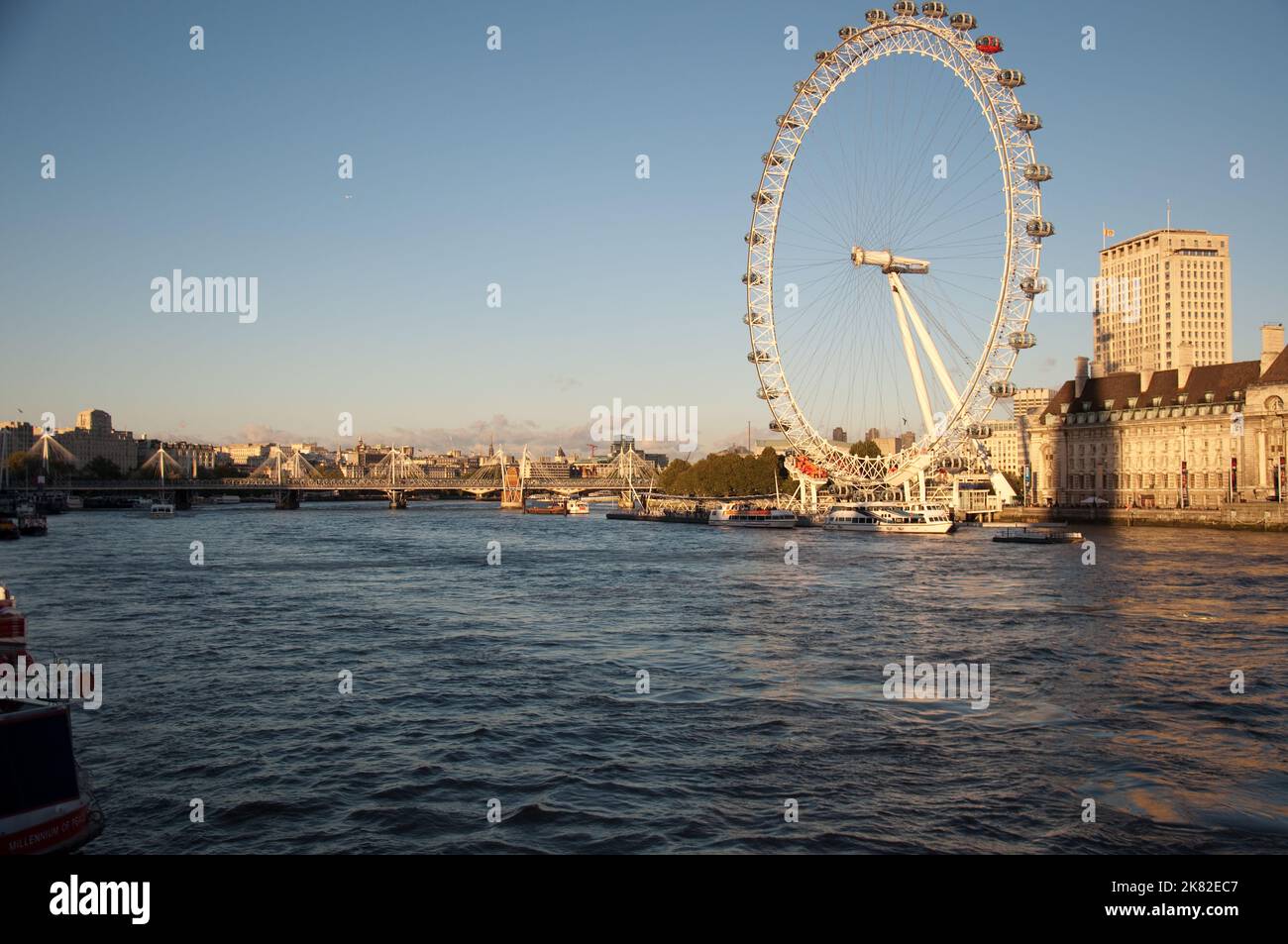 Il Tamigi e il London Eye, Westminster, Londra, Regno Unito. Ponti sul fiume. Foto Stock