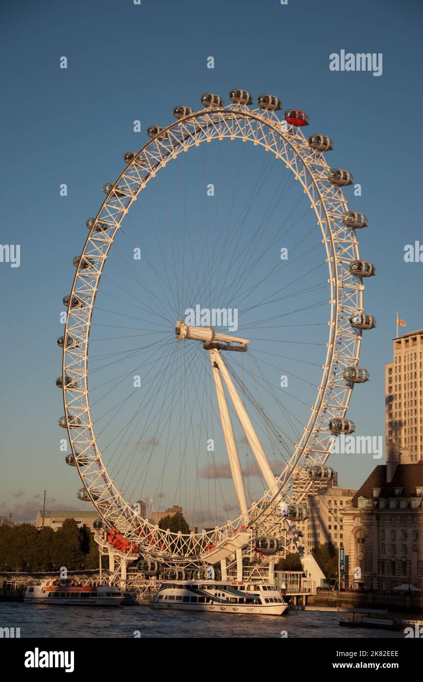 London Eye, Westminster, Londra, Regno Unito. Buildngs sul lato sud del fiume. Foto Stock