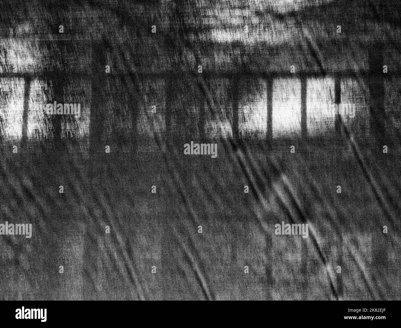 Immagine monotona sfocata astratta delle ringhiere attraverso una cortina netta Foto Stock