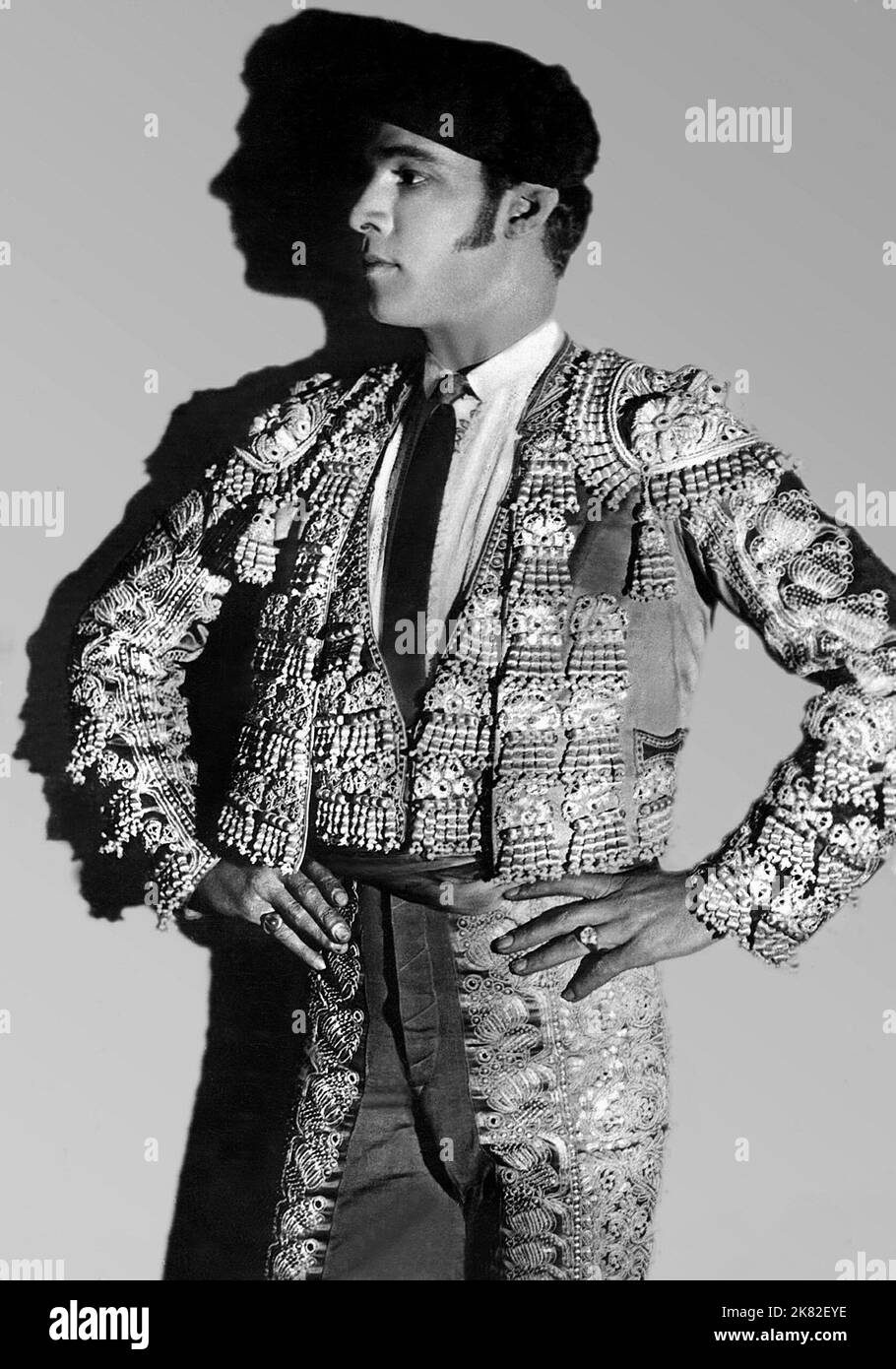 Rodolph Valentino Film Blood & Sand (USA 1922) personaggi: Juan Gallardo / Rodolph, Rodolfo regista: Fred Niblo 05 agosto 1922 **ATTENZIONE** questa fotografia è a solo uso editoriale ed è copyright della PARAMOUNT e/o del fotografo assegnato dalla Film o Production Company e può essere riprodotta solo da pubblicazioni in concomitanza con la promozione del suddetto Film. È richiesto un credito obbligatorio per LA PRIORITÀ. Il fotografo deve essere accreditato anche se conosciuto. Nessun uso commerciale può essere concesso senza l'autorizzazione scritta di The Film Company. Foto Stock