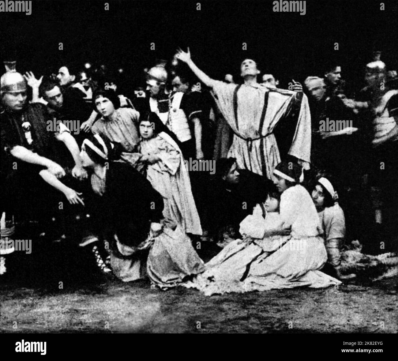 General Scene Film Quo Vadis (1934) 01 maggio 1912 **ATTENZIONE** questa fotografia è solo per uso editoriale ed è copyright della Film Company e/o del fotografo assegnato dalla Film o Production Company e può essere riprodotta solo da pubblicazioni in concomitanza con la promozione del suddetto Film. È richiesto un credito obbligatorio alla Film Company. Il fotografo deve essere accreditato anche se conosciuto. Nessun uso commerciale può essere concesso senza l'autorizzazione scritta di The Film Company. Foto Stock