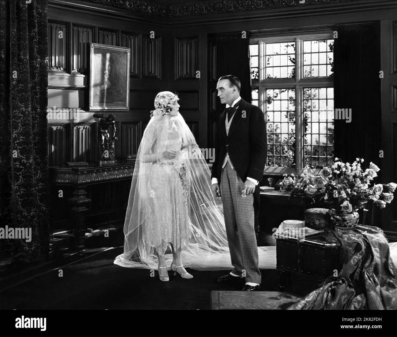 Vilma Banky & Wyndham Standing Film The Dark Angel (1935) personaggi: Kitty Vane, Gerald Shannon regista: George Fitzmaurice 27 settembre 1925 **WARNING** questa fotografia è solo per uso editoriale ed è copyright di SAMUEL GOLDWYN e/o del fotografo assegnato dalla Film o Production Company e può essere riprodotta solo da pubblicazioni in concomitanza con la promozione del suddetto Film. È richiesto un credito obbligatorio a SAMUEL GOLDWYN. Il fotografo deve essere accreditato anche se conosciuto. Nessun uso commerciale può essere concesso senza l'autorizzazione scritta di The Film Company. Foto Stock