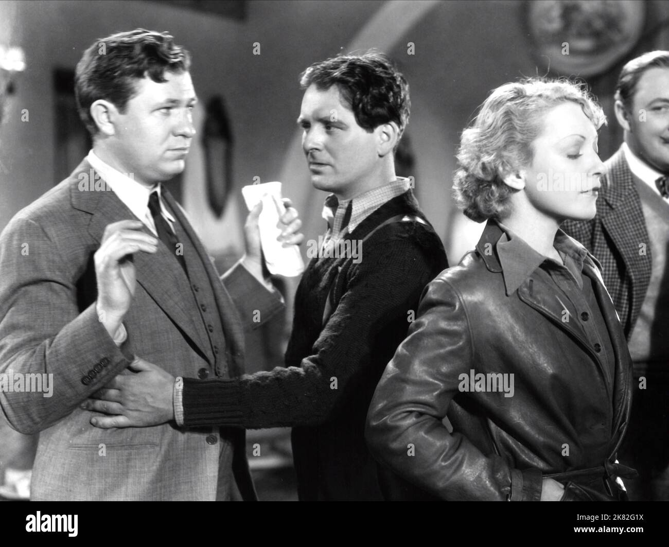 Ann Loring, Lionel Atwill, Raymond Walburn, Stuart Erwin & Louis Hayward Film: Absolute Quiet (1938) personaggi: Zelda Tadema, Laura Tait, G.A. Axton, Governatore Pruden, 'Chubby' Rudd, Gregory Bengard regista: George B. Seitz 24 aprile 1936 **AVVERTENZA** questa fotografia è solo per uso editoriale ed è copyright di MGM e/o del fotografo assegnato dalla Film o Production Company e può essere riprodotta solo da pubblicazioni in concomitanza con la promozione del film di cui sopra. È richiesto un credito obbligatorio a MGM. Il fotografo deve essere accreditato anche quando è noto. Nessun uso commerciale può Foto Stock