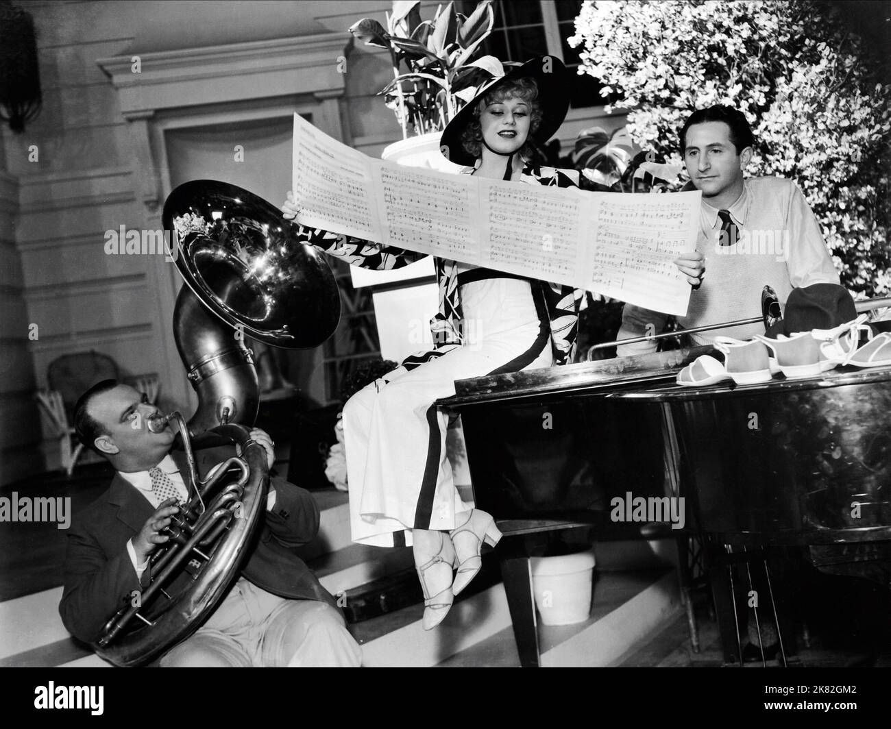 Ginger Rogers Film Flying Down to Rio (USA 1933) personaggi: Honey Hale regista: Thornton Freeland 22 dicembre 1933 **ATTENZIONE** questa fotografia è ad uso esclusivamente editoriale ed è copyright delle IMMAGINI RADIOFONICHE RKO e/o del fotografo assegnato dalla Film o Production Company e può essere riprodotta solo da pubblicazioni in concomitanza con la promozione del suddetto Film. È richiesto un credito obbligatorio per LE FOTO DELLA RADIO RKO. Il fotografo deve essere accreditato anche se conosciuto. Nessun uso commerciale può essere concesso senza l'autorizzazione scritta di The Film Company. Foto Stock