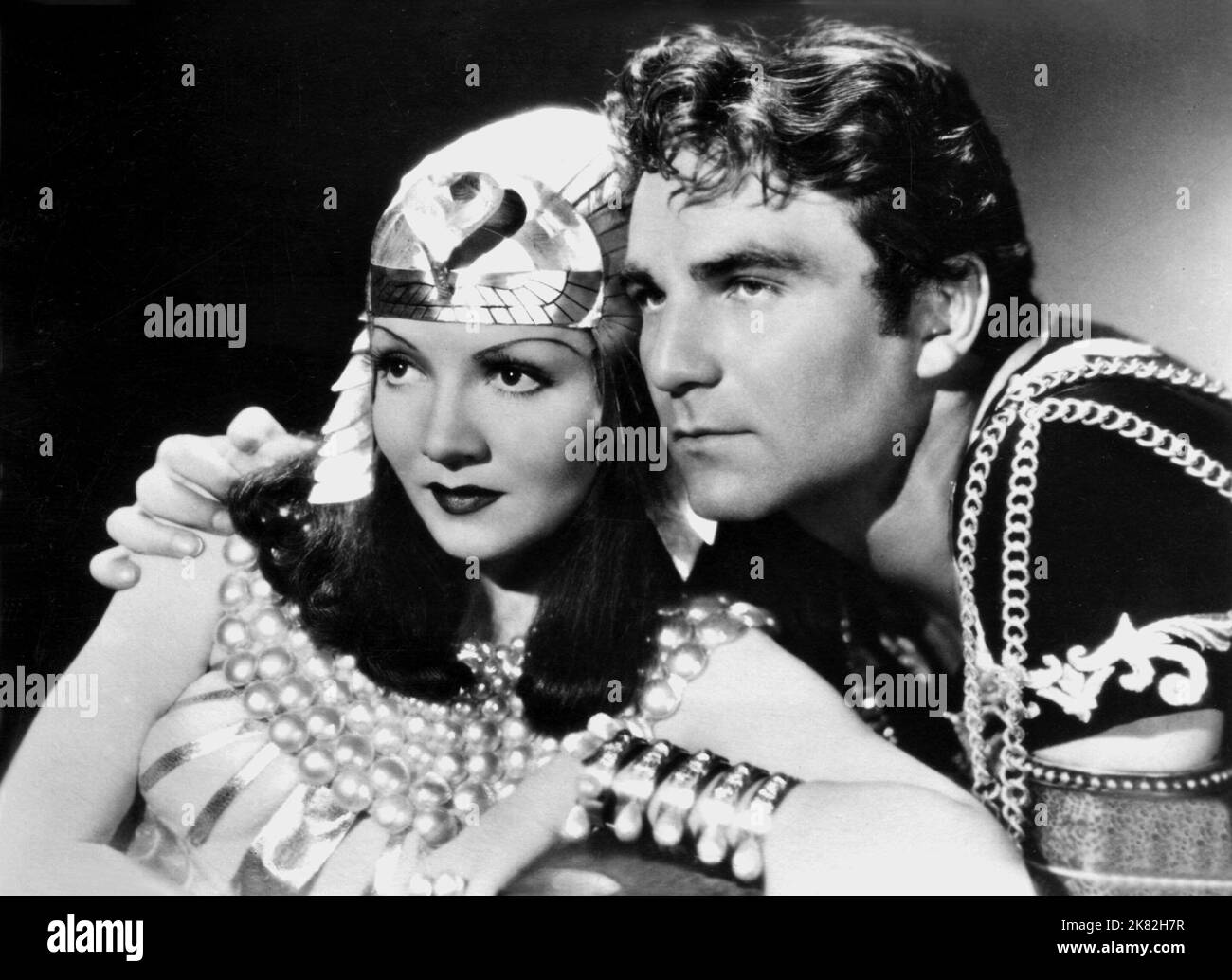 Claudette Colbert & Henry Wilcoxon Film Cleopatra (USA 1934) personaggi: Cleopatra & Marc Antony regista: Cecil B. DeMille 05 ottobre 1934 **ATTENZIONE** questa fotografia è ad uso esclusivamente editoriale ed è copyright della PARAMOUNT e/o del fotografo assegnato dalla Film o Production Company e può essere riprodotta solo da pubblicazioni in concomitanza con la promozione del suddetto Film. È richiesto un credito obbligatorio per LA PRIORITÀ. Il fotografo deve essere accreditato anche se conosciuto. Nessun uso commerciale può essere concesso senza l'autorizzazione scritta di The Film Company. Foto Stock