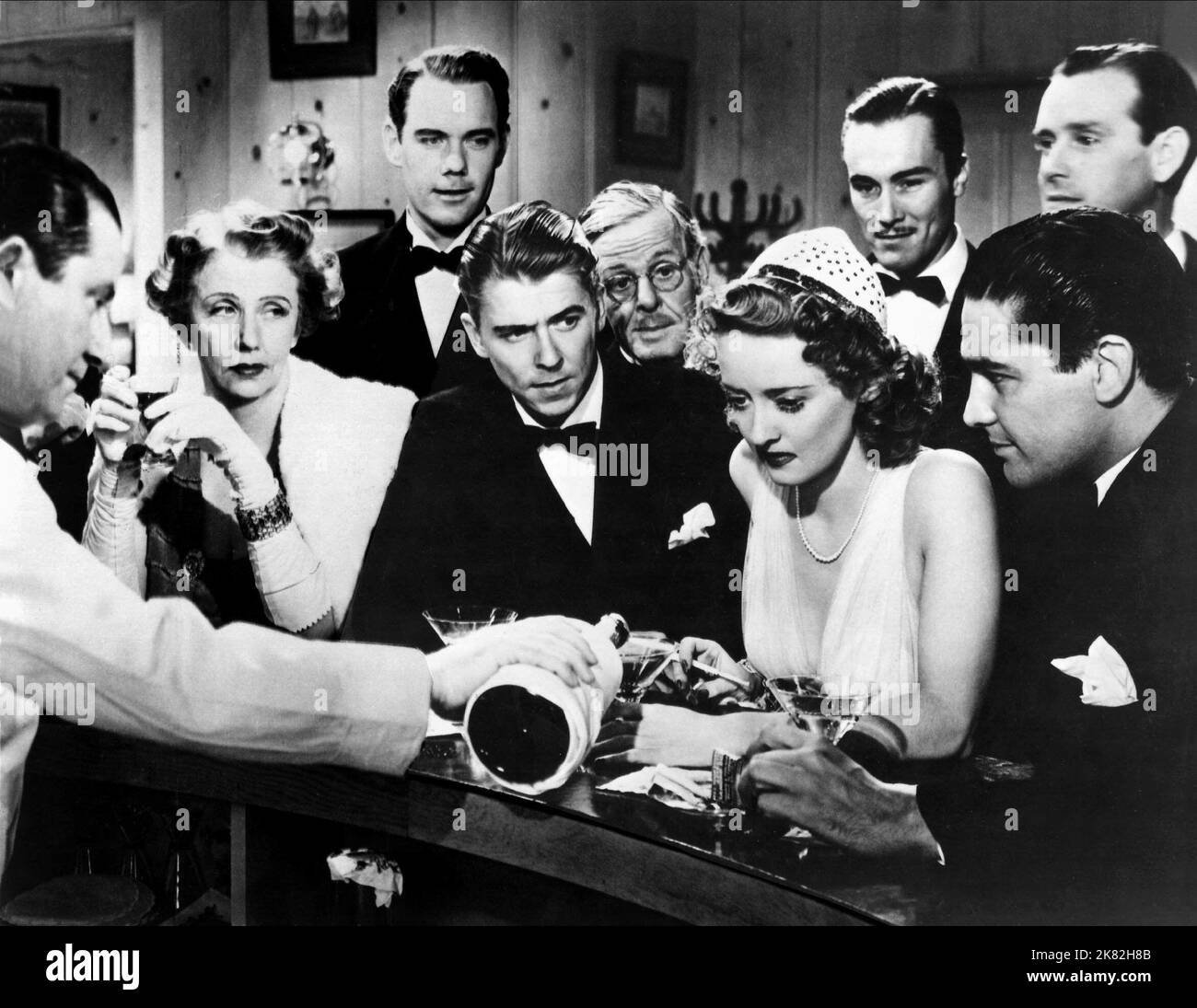 Sidney Bracey, Cora Witherspoon, John Ridgely, Ronald Reagan & Bette Davis Film: Dark Victory (1938) personaggi: Barista (non accreditato),Carrie,Man making crack About Judith (non accreditato),Alec & Judith Traherne regista: Edmund Goulding 20 aprile 1939 **AVVERTENZA** questa fotografia è solo per uso editoriale ed è copyright di WARNER BROS e/o del fotografo assegnato dalla Film o dalla Production Company e può essere riprodotta solo da pubblicazioni in concomitanza con la promozione del film di cui sopra. È richiesto un credito obbligatorio a WARNER BROS. Il fotografo dovrebbe anche essere accreditato quando kN Foto Stock