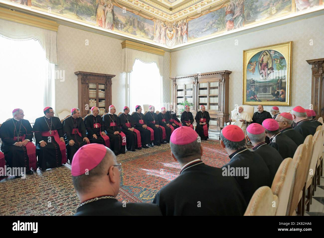 Papa Francesco riceve in udienza i Vescovi del Brasile in visita ad limina Apostolorum in Vaticano. Italia, Roma, Vaticano, 2022/10/20 . Papa Francesco riceve in udienza i vescovi del Brasile in visita 'ad Limina Apostolorum' in Vaticano. Foto di Vatican Mediia/Catholic Press Foto LIMITATA ALL'USO EDITORIALE - NO MARKETING - NO CAMPAGNE PUBBLICITARIE. Credit: Independent Photo Agency/Alamy Live News Foto Stock