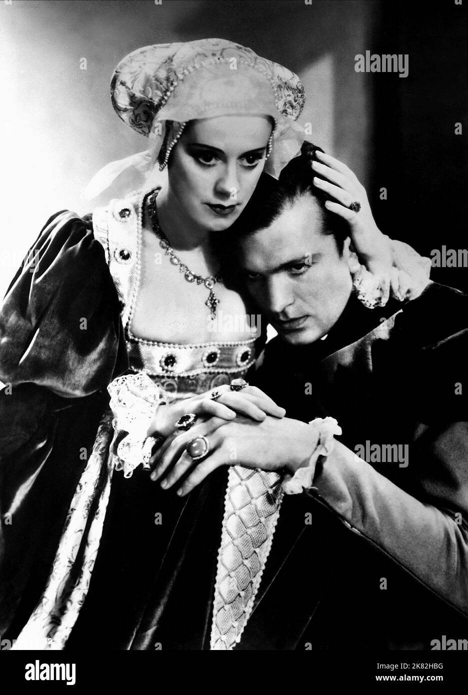 Elsa Lanchester & John Loder Film: La vita privata di Enrico VIII. (USA 1933) personaggi: Anne of Cleves & Thomas Peynell regista: Alexander Korda 17 agosto 1933 **AVVERTENZA** questa fotografia è solo per uso editoriale ed è copyright di UNITED ARTISTS e/o del fotografo assegnato dalla Film o dalla Production Company e può essere riprodotta solo da pubblicazioni in concomitanza con la promozione del film di cui sopra. È richiesto un credito obbligatorio per GLI ARTISTI UNITI. Il fotografo deve essere accreditato anche quando è noto. Nessun uso commerciale può essere concesso senza l'autorizzazione scritta del Film Co Foto Stock