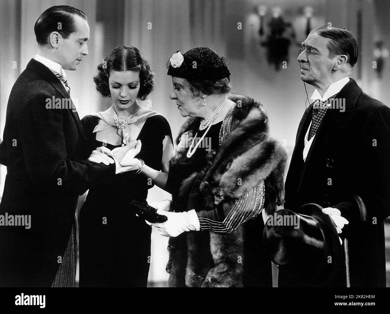 Franchot Tone, Loretta Young, Jessie Ralph, E.E. Clive Film: L'ora incustodita (1933) personaggi: Sir Alan Dearden,Lady Helen Dudley Dearden,Lady Agatha Hathaway,Lord Henry Hathaway 01 maggio 1936 **AVVERTENZA** questa fotografia è solo per uso editoriale ed è copyright di MGM e/o del fotografo assegnato dalla Film o Production Company e può essere riprodotta solo da pubblicazioni in concomitanza con la promozione di Il film di cui sopra. È richiesto un credito obbligatorio a MGM. Il fotografo deve essere accreditato anche quando è noto. Nessun uso commerciale può essere concesso senza autorizzazione scritta da parte di t Foto Stock