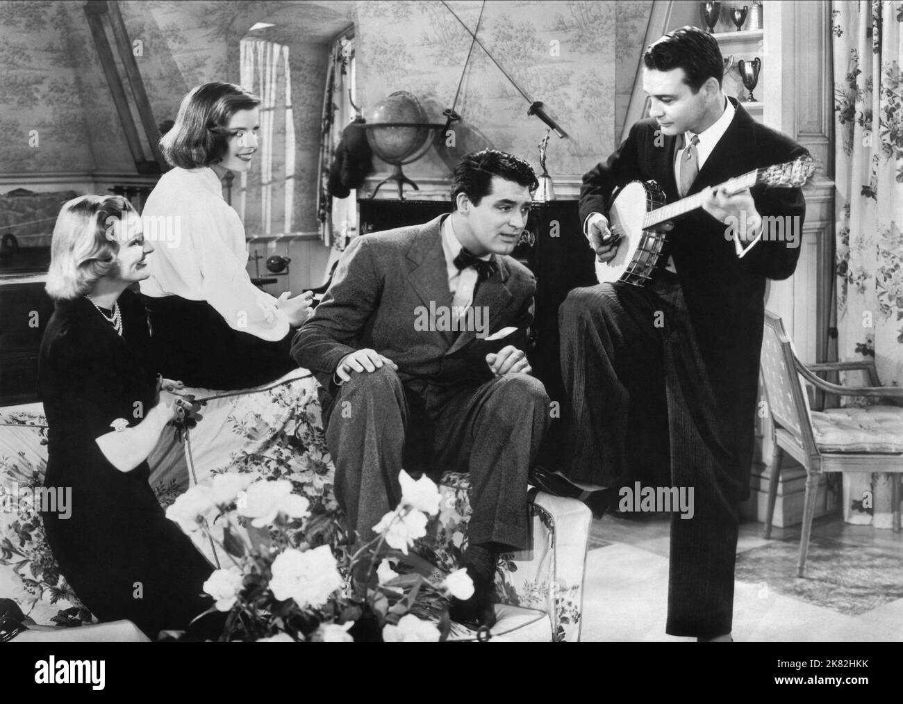 Doris Nolan, Katharine Hepburn, Cary Grant & Lew Ayres Film: Vacanza; Free to Live (1938) personaggi: Julia Seton, Linda Seton, John 'Johnny' Case & Edward 'Ned' Seton regista: George Cukor 15 giugno 1938 **AVVERTENZA** questa fotografia è solo per uso editoriale ed è copyright di COLUMBIA e/o del fotografo assegnato dalla Film o Production Company e può essere riprodotta solo da pubblicazioni in concomitanza con la promozione del film di cui sopra. È richiesto un credito obbligatorio a COLUMBIA. Il fotografo deve essere accreditato anche quando è noto. Nessun uso commerciale può essere concesso senza scritto Foto Stock