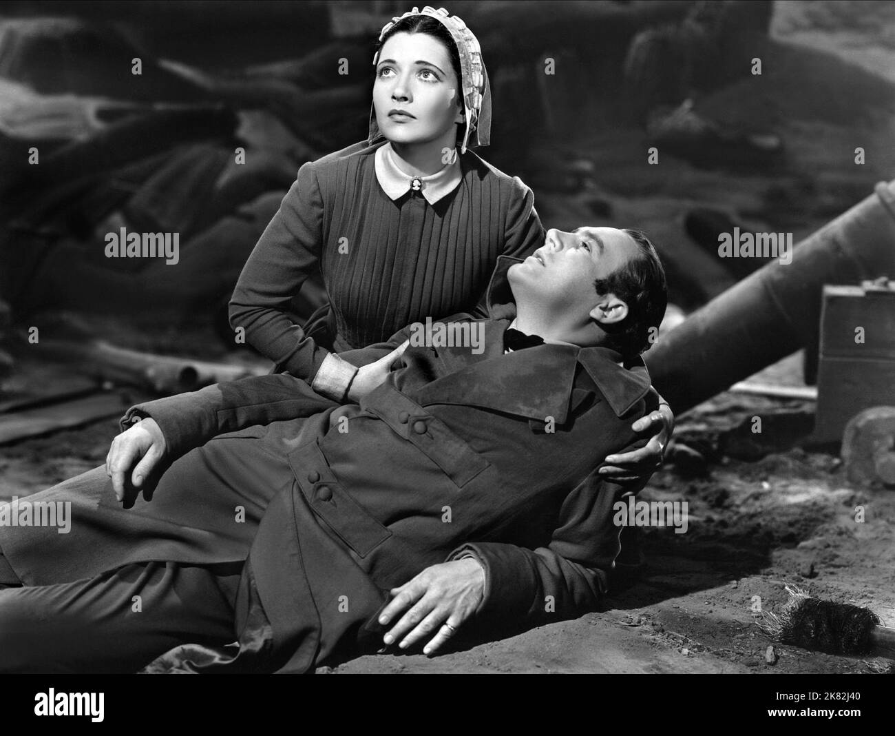 Kay Francis & Ian Hunter Film The White Angel (1926) personaggi: Florence 'Flo' Nightingale, Reporter Fuller del London Times regista: William Dieterle 25 luglio 1936 **WARNING** questa fotografia è solo per uso editoriale ed è copyright DELLA WARNER e/o del fotografo assegnato dalla Film o Production Company e può essere riprodotta solo da pubblicazioni in concomitanza con la promozione del suddetto Film. È richiesto un credito obbligatorio a WARNER. Il fotografo deve essere accreditato anche se conosciuto. Nessun uso commerciale può essere concesso senza l'autorizzazione scritta di The Film Company. Foto Stock