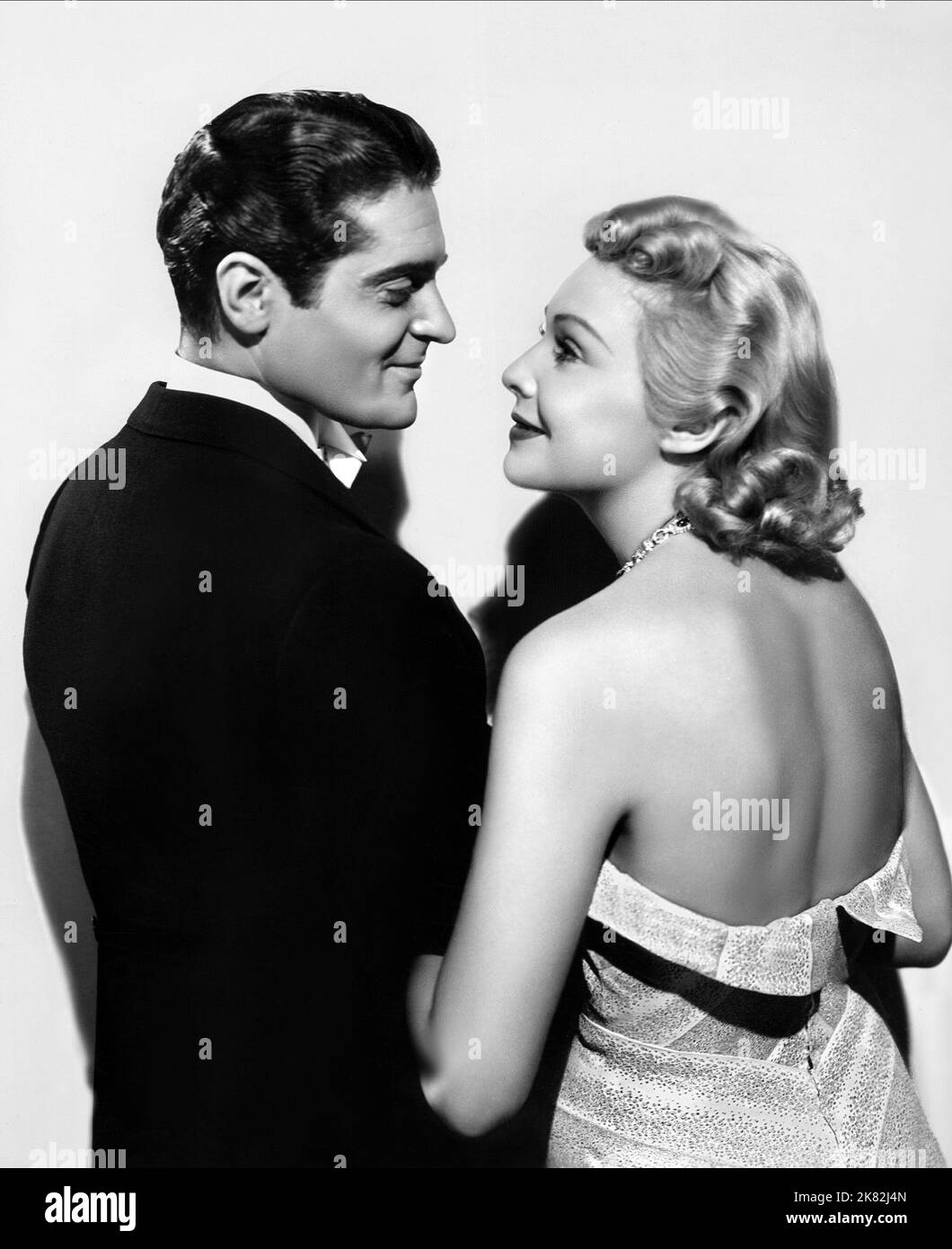 Francis Lederer & Madeleine Carroll Film: IT'S All Yours (1937) personaggi: Jimmy Barnes, Linda Gray regista: Elliott Nugent 26 luglio 1937 **AVVERTENZA** questa fotografia è solo per uso editoriale ed è copyright di COLUMBIA e/o del fotografo assegnato dalla Film o dalla Production Company e può essere riprodotta solo da pubblicazioni in concomitanza con la promozione del film di cui sopra. È richiesto un credito obbligatorio a COLUMBIA. Il fotografo deve essere accreditato anche quando è noto. Nessun uso commerciale può essere concesso senza autorizzazione scritta da parte della Film Company. Foto Stock