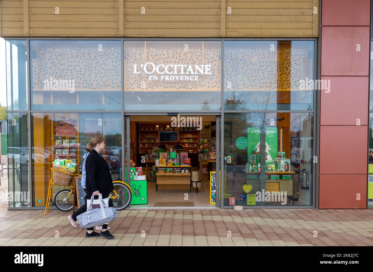 L'Occitane shopfront con shopping al Rushden Lakes Retail Park Regno Unito Foto Stock