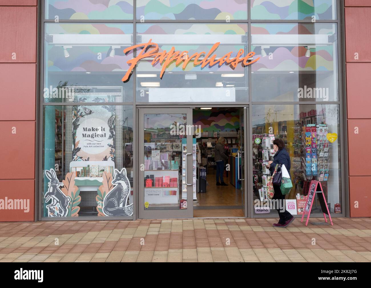 Negozio Paperchase con negozio all'aperto al Rushden Lakes Retail Park UK. Il negozio è aperto e gli espositori sono ben visibili Foto Stock