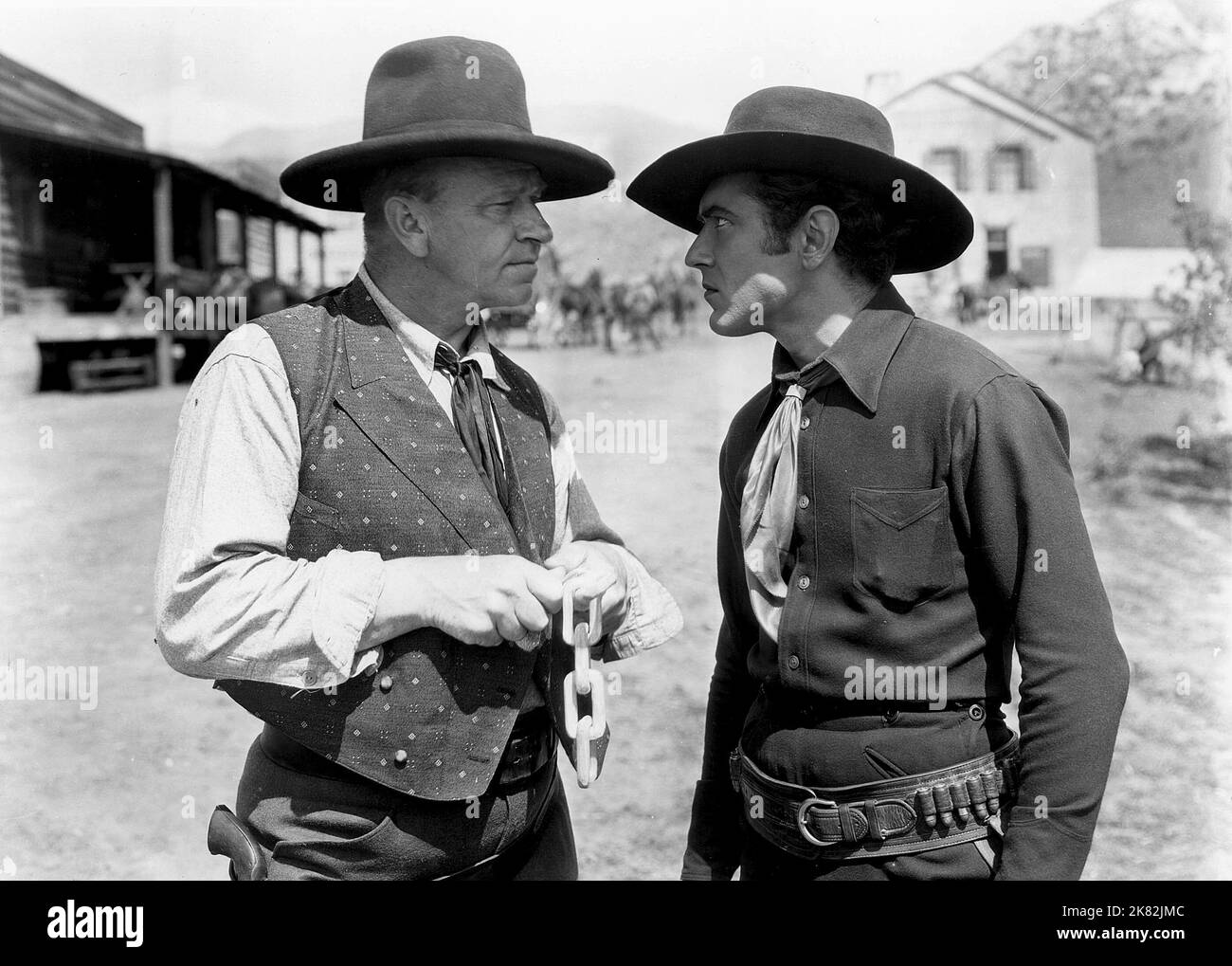 Wallace Beery & Johnny Mack Brown Film: Billy the Kid (USA 1930) personaggi: Vice sceriffo Pat Garrett & William H. 'Billy the Kid' Bonney / Literaturverfilmung (basato sul libro di Walter Noble Burns) regista: King Vidor 18 ottobre 1930 **AVVERTENZA** questa fotografia è solo per uso editoriale ed è copyright di MGM e/o del fotografo assegnato dalla Film o dalla Production Company e può essere riprodotta solo da pubblicazioni in concomitanza con la promozione del film di cui sopra. È richiesto un credito obbligatorio a MGM. Il fotografo deve essere accreditato anche quando è noto. Nessun uso commerciale c Foto Stock