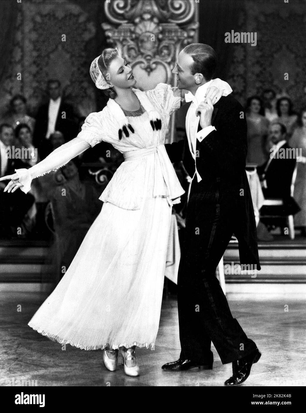 Ginger Rogers & Fred Astaire Film: La storia di Vernon e Castello di Irene (1939) personaggi: Irene Castello nee Foote, Castello di Vernon regista: H.C. Potter 29 marzo 1939 **AVVERTENZA** questa fotografia è solo per uso editoriale ed è copyright delle IMMAGINI RKO RADIO e/o del fotografo assegnato dalla Film o dalla Società di produzione e può essere riprodotta solo da pubblicazioni in concomitanza con la promozione del film di cui sopra. È richiesto un credito obbligatorio per LE IMMAGINI DELLA RADIO RKO. Il fotografo deve essere accreditato anche quando è noto. Nessun uso commerciale può essere concesso senza autorizzazione scritta da parte di t Foto Stock