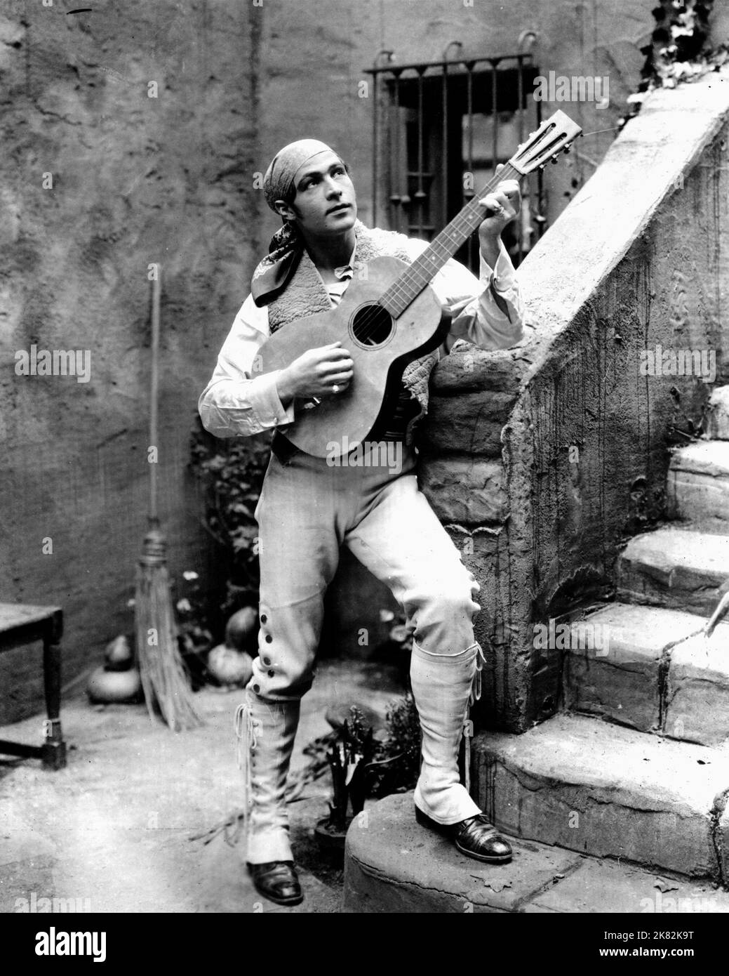 Rodolph Valentino Film Blood & Sand (USA 1922) / Rodolph, Rodolfo regista: Fred Niblo 05 agosto 1922 **ATTENZIONE** questa fotografia è ad uso esclusivamente editoriale ed è copyright della PARAMOUNT e/o del fotografo assegnato dalla Film o Production Company e può essere riprodotta solo da pubblicazioni in concomitanza con la promozione del suddetto Film. È richiesto un credito obbligatorio per LA PRIORITÀ. Il fotografo deve essere accreditato anche se conosciuto. Nessun uso commerciale può essere concesso senza l'autorizzazione scritta di The Film Company. Foto Stock