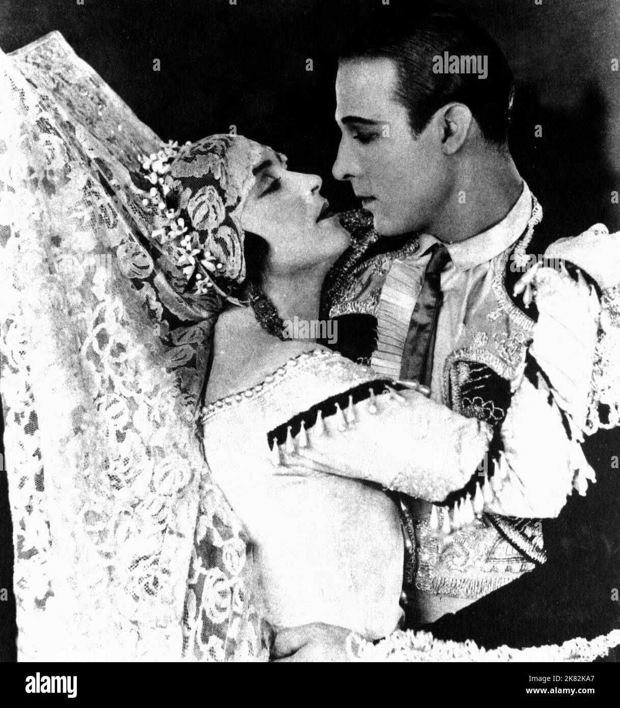 Lila Lee & Rudolph Valentino Film Blood & Sand (USA 1922) personaggi: Carmen, Juan Gallardo / Rodolph, Rodolfo regista: Fred Niblo 05 agosto 1922 **ATTENZIONE** questa fotografia è ad uso esclusivamente editoriale ed è copyright della PARAMOUNT e/o del fotografo assegnato dalla Film o Production Company e può essere riprodotta solo da pubblicazioni in concomitanza con la promozione del suddetto Film. È richiesto un credito obbligatorio per LA PRIORITÀ. Il fotografo deve essere accreditato anche se conosciuto. Nessun uso commerciale può essere concesso senza l'autorizzazione scritta di The Film Company. Foto Stock