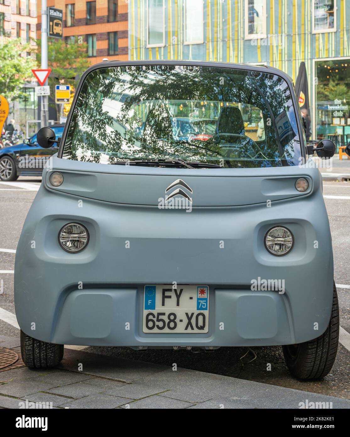 Amsterdam, Paesi Bassi, 06.10.2022, Vista frontale di Citroen Ami, una piccola micro auto elettrica Foto Stock