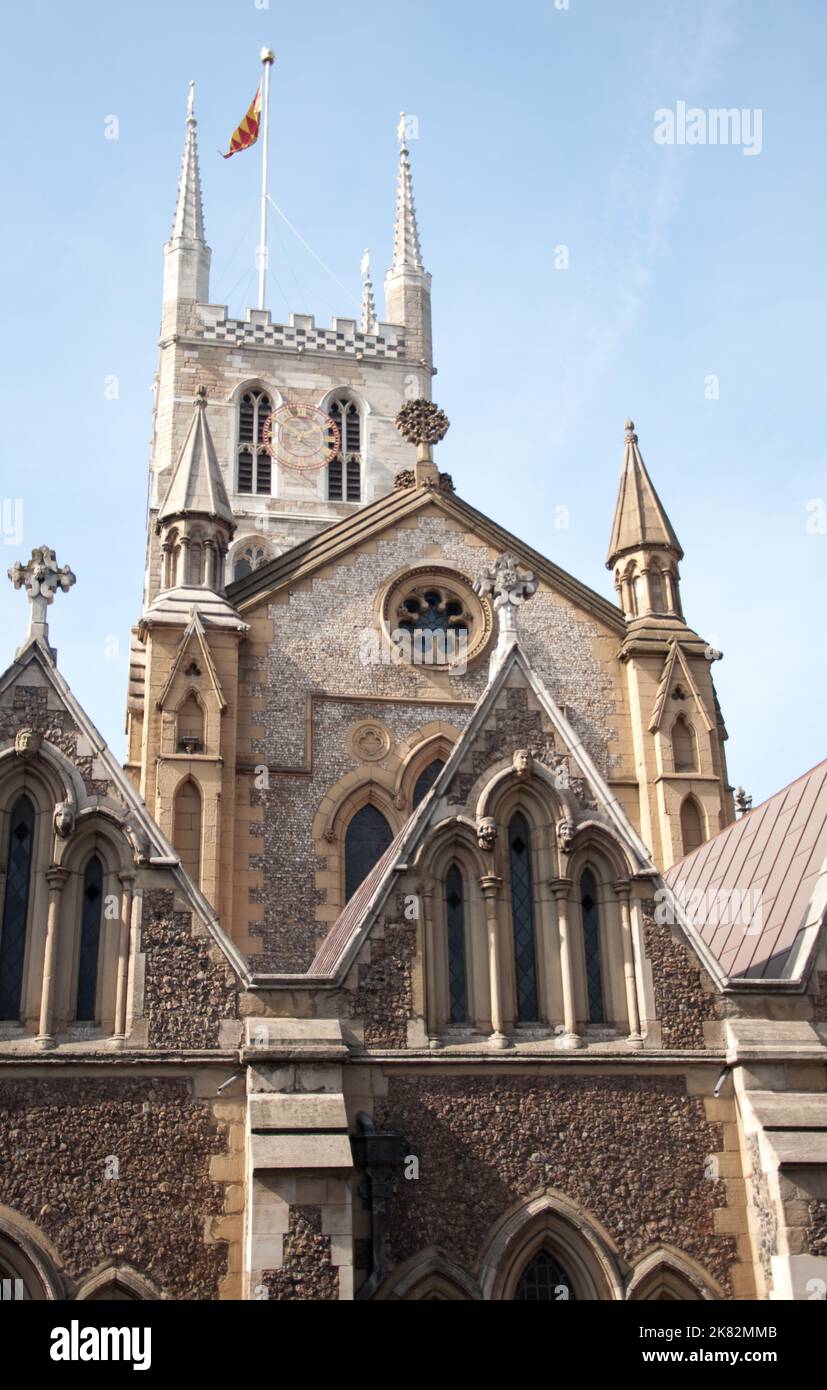 Southwark Cathedral, Southwark, Londra, Regno Unito - Southwark può essere considerato un'estensione della City di Londra, con molti edifici molto vecchi. Foto Stock Southwark Cathedral, Southwark, Londra, Regno Unito - Southwark può essere considerato un'estensione della City di Londra, con molti edifici molto vecchi. Foto Stock