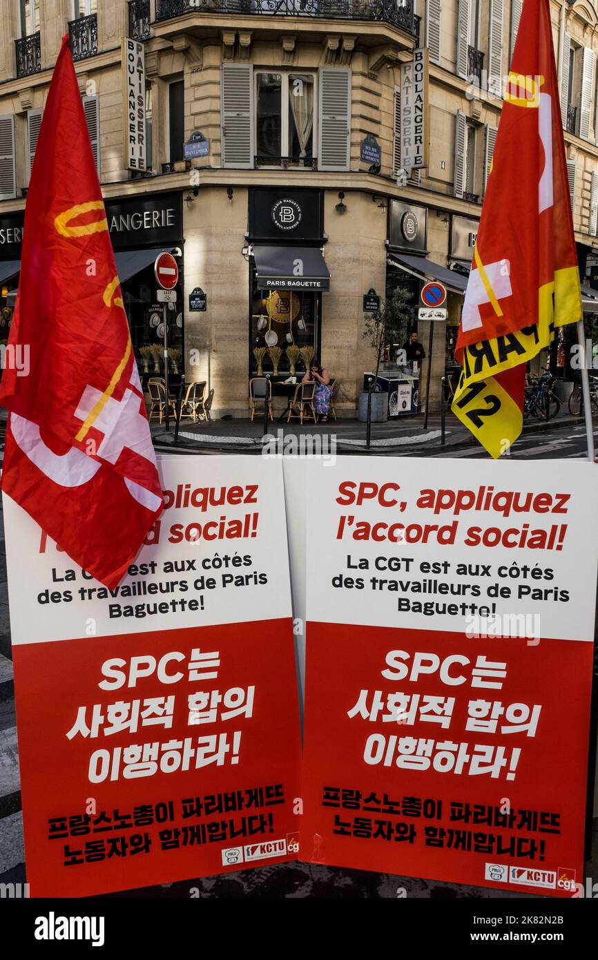 Parigi, Francia. 20th Ott 2022. Incontro del CGT di Parigi davanti a Parigi Baguette per la giornata mondiale dei diritti dei dipendenti della società coreana SPC, proprietaria del marchio Paris Baguette. Parigi, Francia il 20 ottobre 2022. I manifestanti hanno reso omaggio a un lavoratore coreano che è morto mentre lavorava in Corea il 15 ottobre. Photo by Pierrick Villette/ABACAPRESS.COM Credit: Abaca Press/Alamy Live News Foto Stock