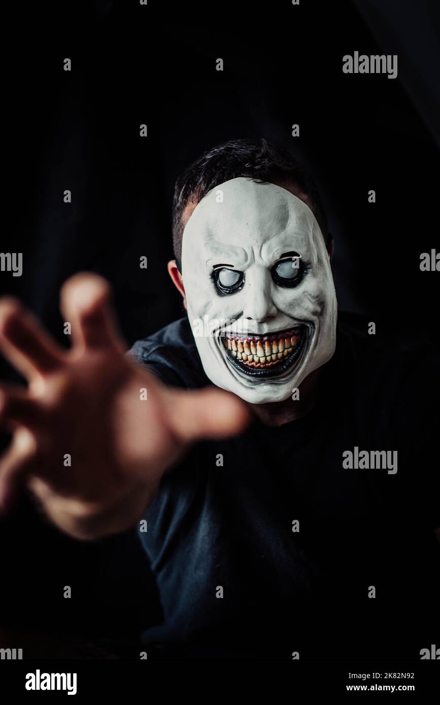 Uomo vestito come un demone bianco per Halloween Foto Stock