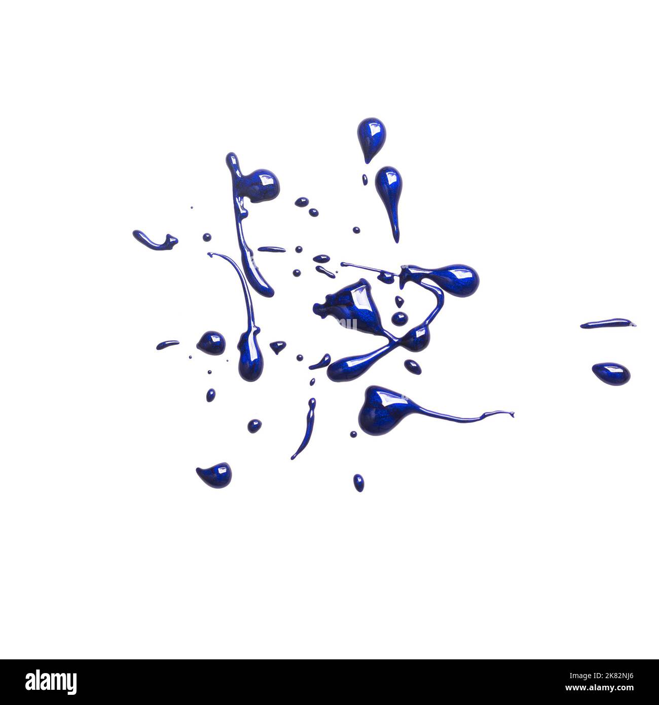 Gocce di smalto blu con un riflesso isolato su uno sfondo bianco Foto Stock