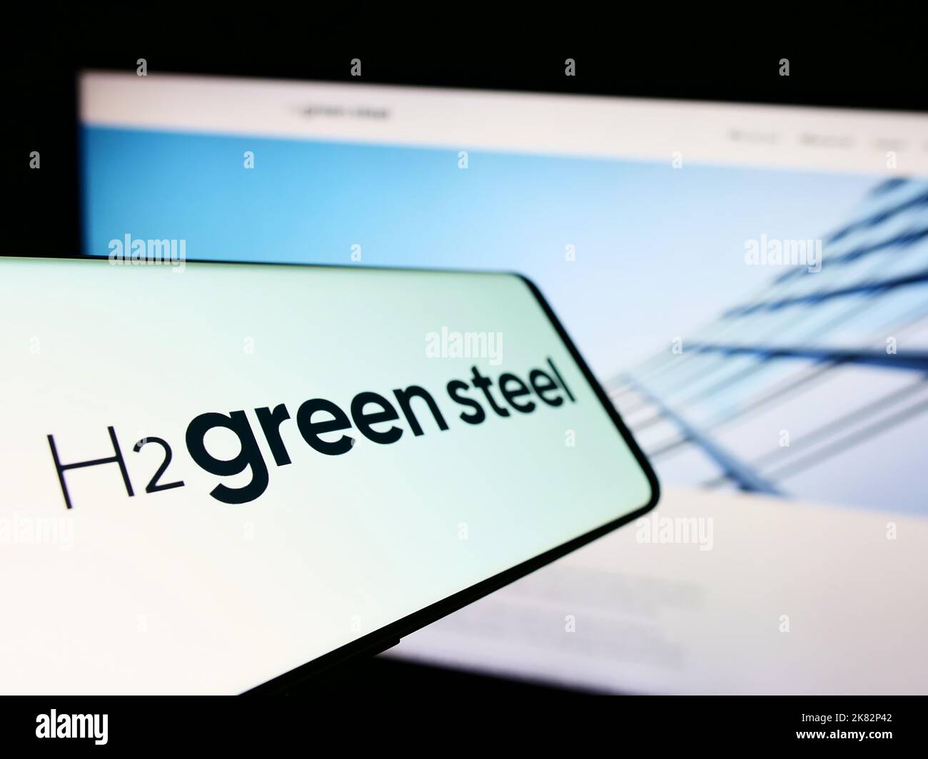 Smartphone con il logo della società svedese di idrogeno H2 Green Steel sullo schermo di fronte al sito Web aziendale. Messa a fuoco a sinistra del display del telefono. Foto Stock