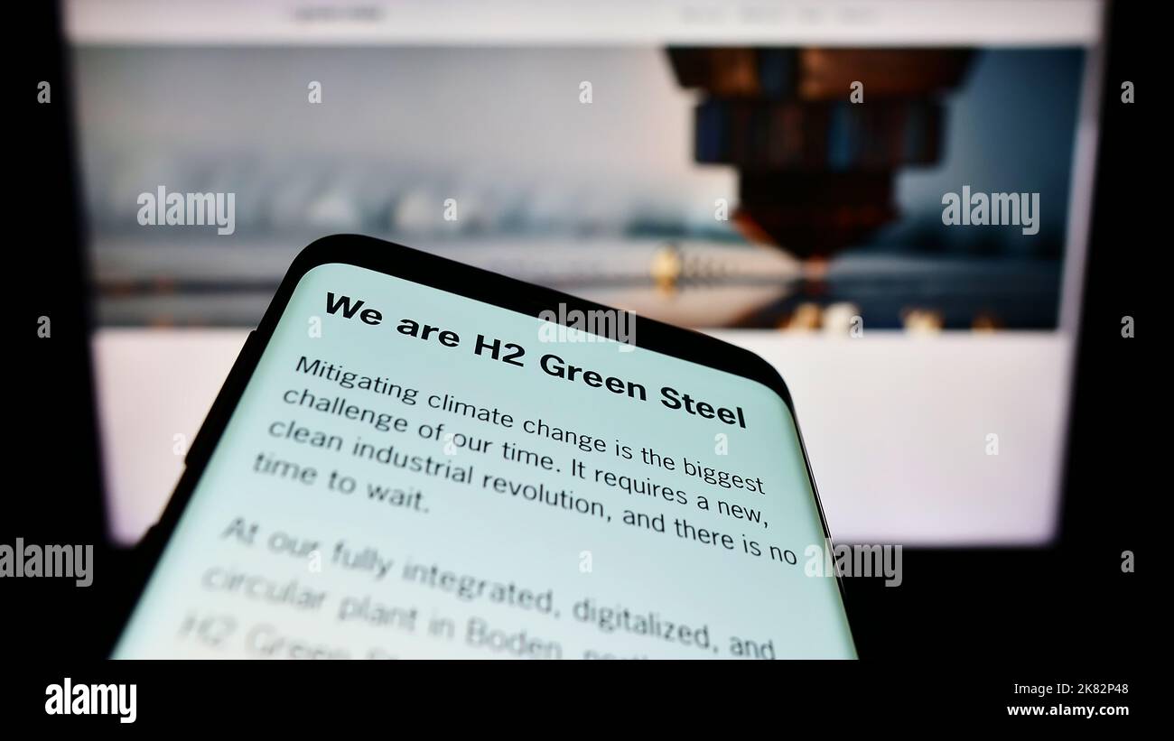 Telefono cellulare con sito web della società svedese H2 Green Steel sullo schermo di fronte al logo aziendale. Messa a fuoco in alto a sinistra del display del telefono. Foto Stock