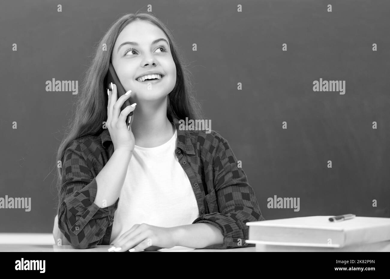 felice ragazza teen indossare abiti retrò. felicità d'infanzia. negoziazione. comunicazione. Foto Stock