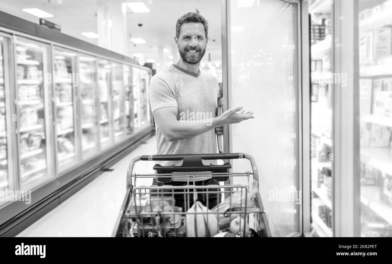 cliente con acquisti. ragazzo al negozio di alimentari. acquirente al negozio di alimentari. Foto Stock