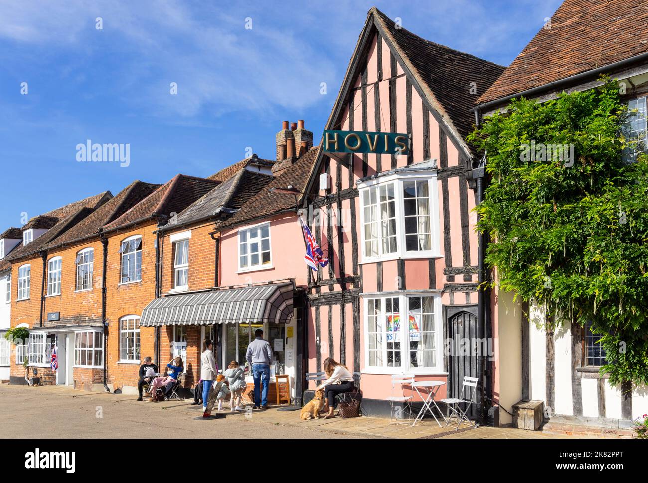 Negozi indipendenti e caffè sul mercato Place nella città medievale di lana di Lavenham Suffolk Inghilterra UK GB Europa Foto Stock