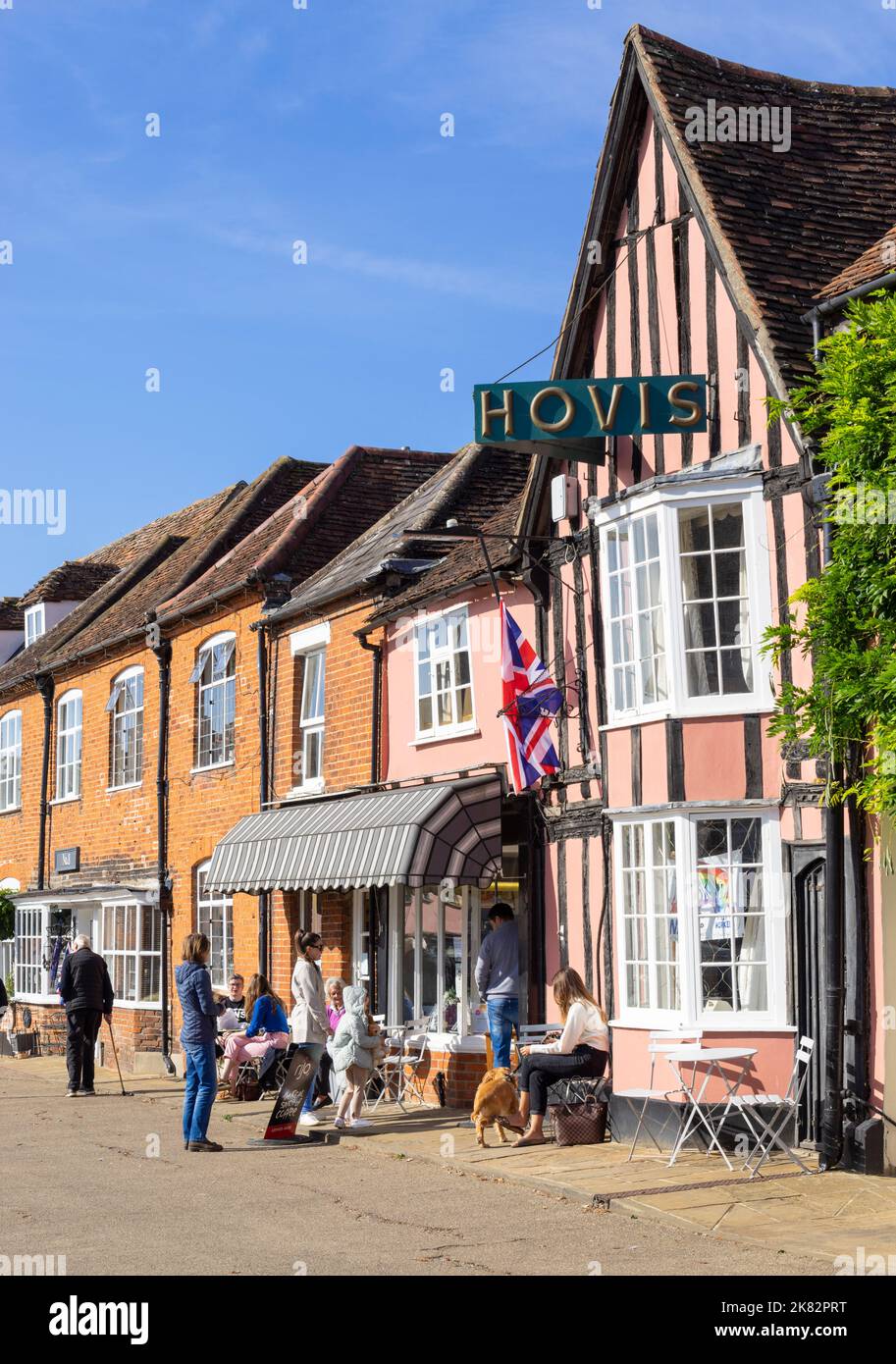 Negozi indipendenti e caffè sul mercato Place nella città medievale di lana di Lavenham Suffolk Inghilterra UK GB Europa Foto Stock
