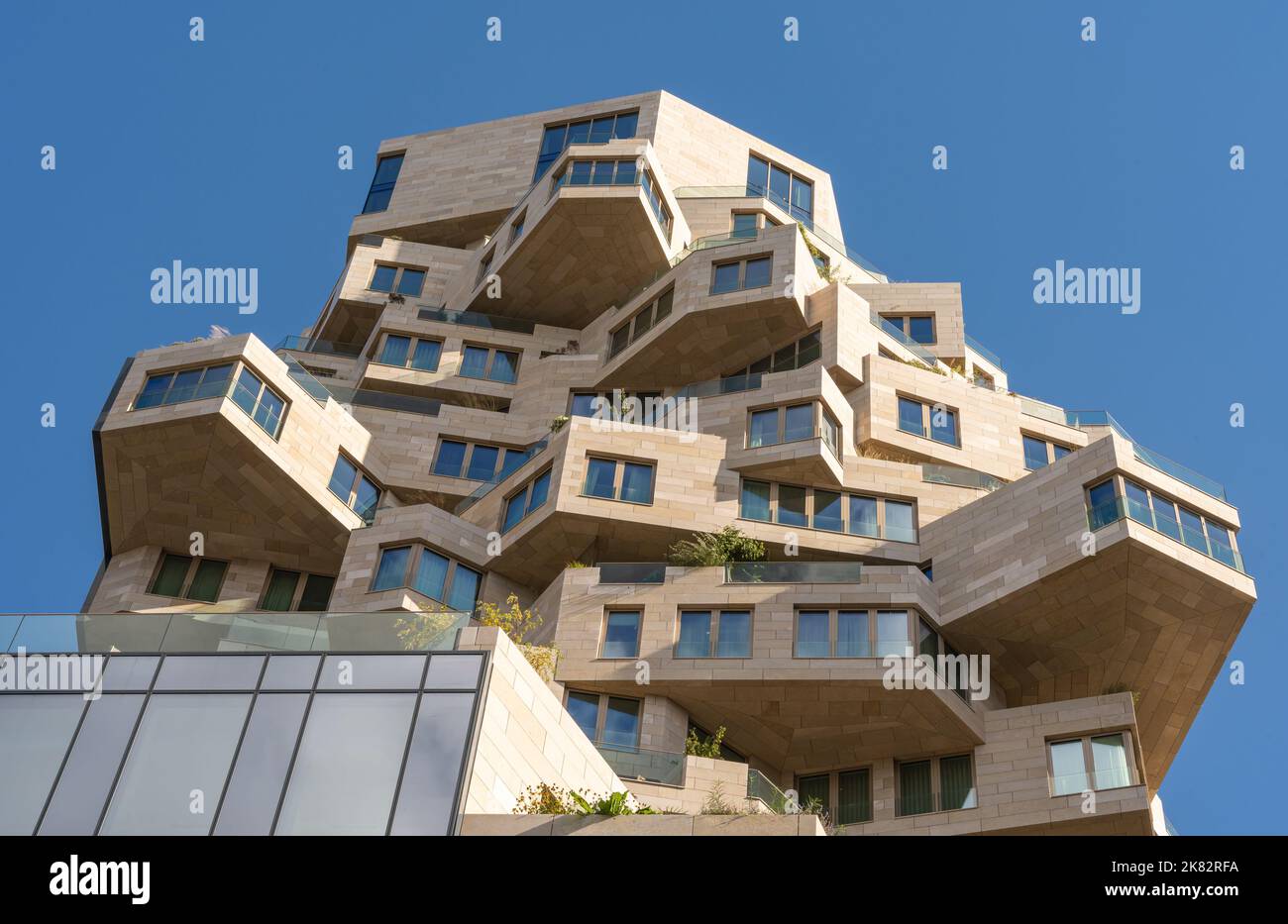 Amsterdam, Paesi Bassi, 06.10.2022, moderno e futuristico edificio residenziale la Valle nel quartiere Zuidas di Amsterdam, progettato dall'architetto Winy Foto Stock