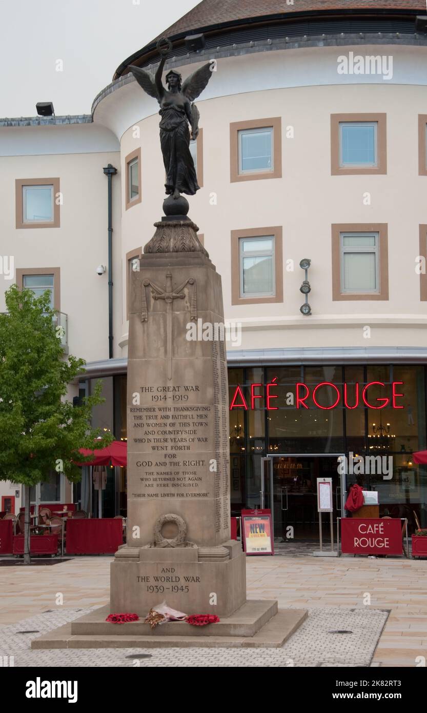 Town Square con War Memorial, Woking, Surrey, Regno Unito Foto Stock