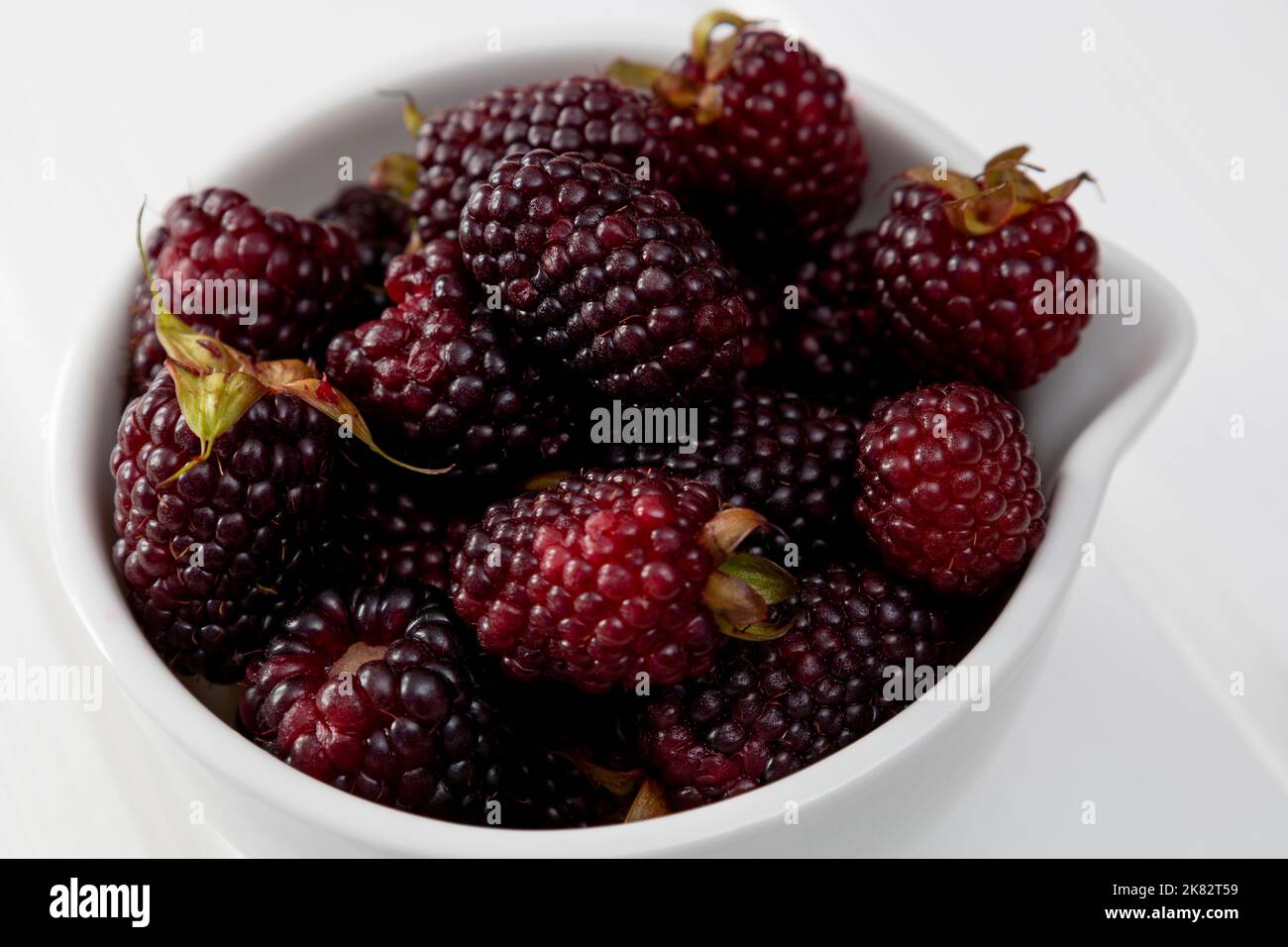 ciotola con frutti freschi di mirtillo, naturali e biologici con dettagli nella consistenza, carta da parati sana e dietetica, prelibatezze Foto Stock