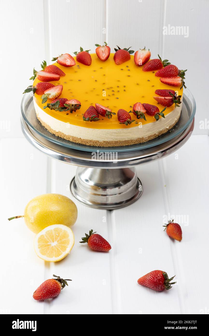 cheesecake su base, pasticceria con deliziosi dessert decorati con frutta, dolci come carta da parati Foto Stock