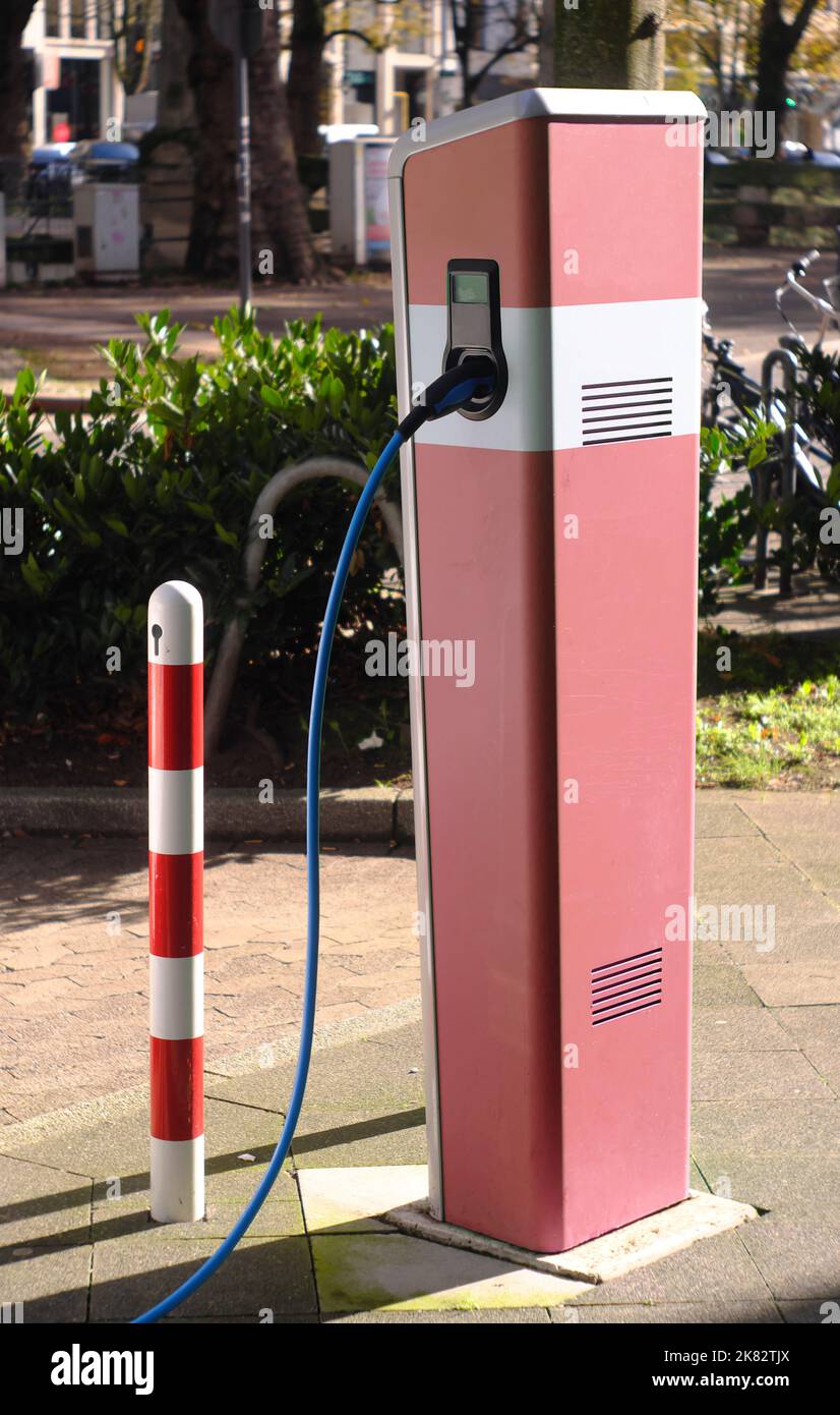 Stazione di ricarica per veicoli elettrici in città, protezione ambientale, transizione energetica, concetto di energia verde Foto Stock