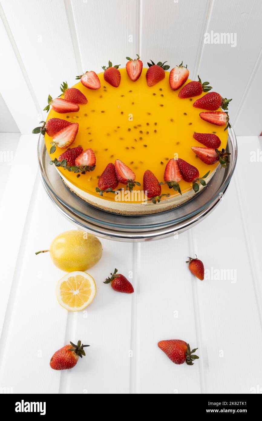 cheesecake appetitoso frutto della passione, pasticceria con deliziosi dessert decorati con fragole, cibo dolce come carta da parati, studio Foto Stock