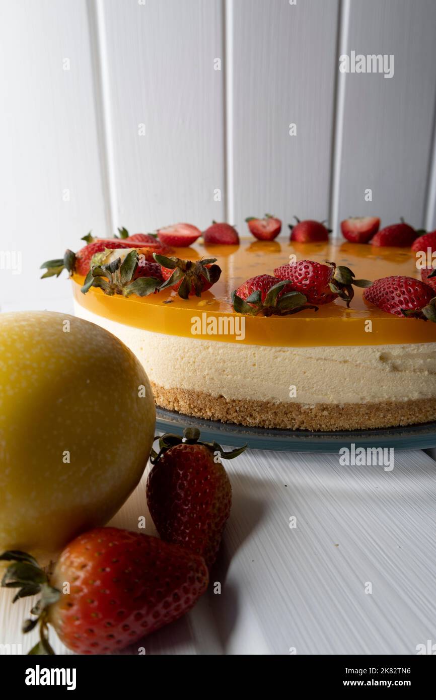 studio con pasticceria, bella torta di frutta passione, cibo delizioso decorato con frutta fresca, festa di compleanno Foto Stock