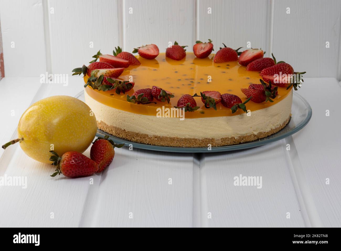 foto studio con pasticceria, torta di frutta passione, delizioso cibo decorato con frutta fresca Foto Stock