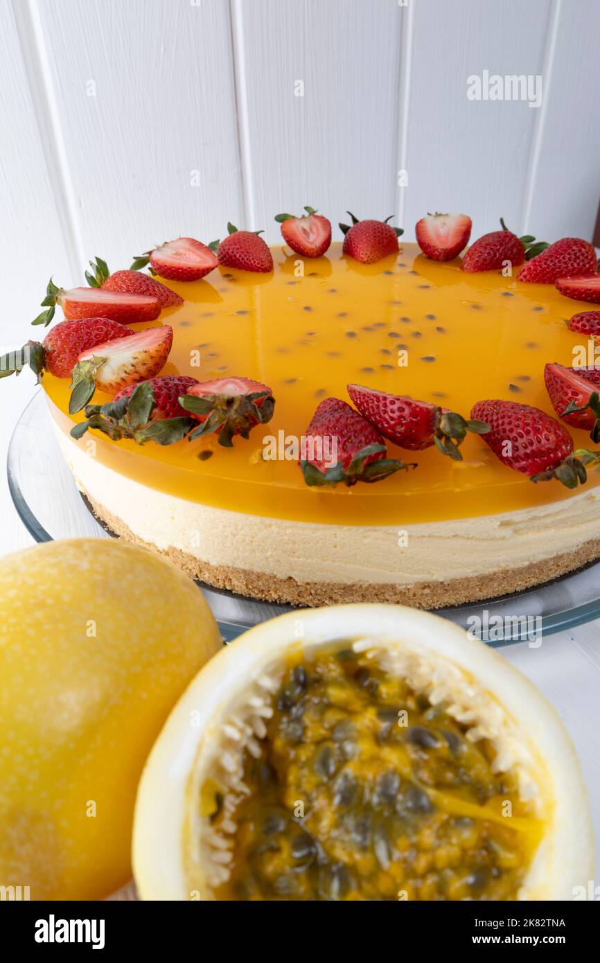 bella torta di frutta passione, cibo delizioso decorato con fragole, tavolo per la celebrazione del compleanno Foto Stock