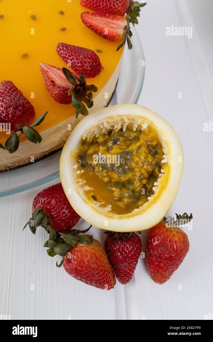 carta da parati dolce dessert con crema, decorazione pasticceria in stile gourmet, cibo squisito in cucina Foto Stock