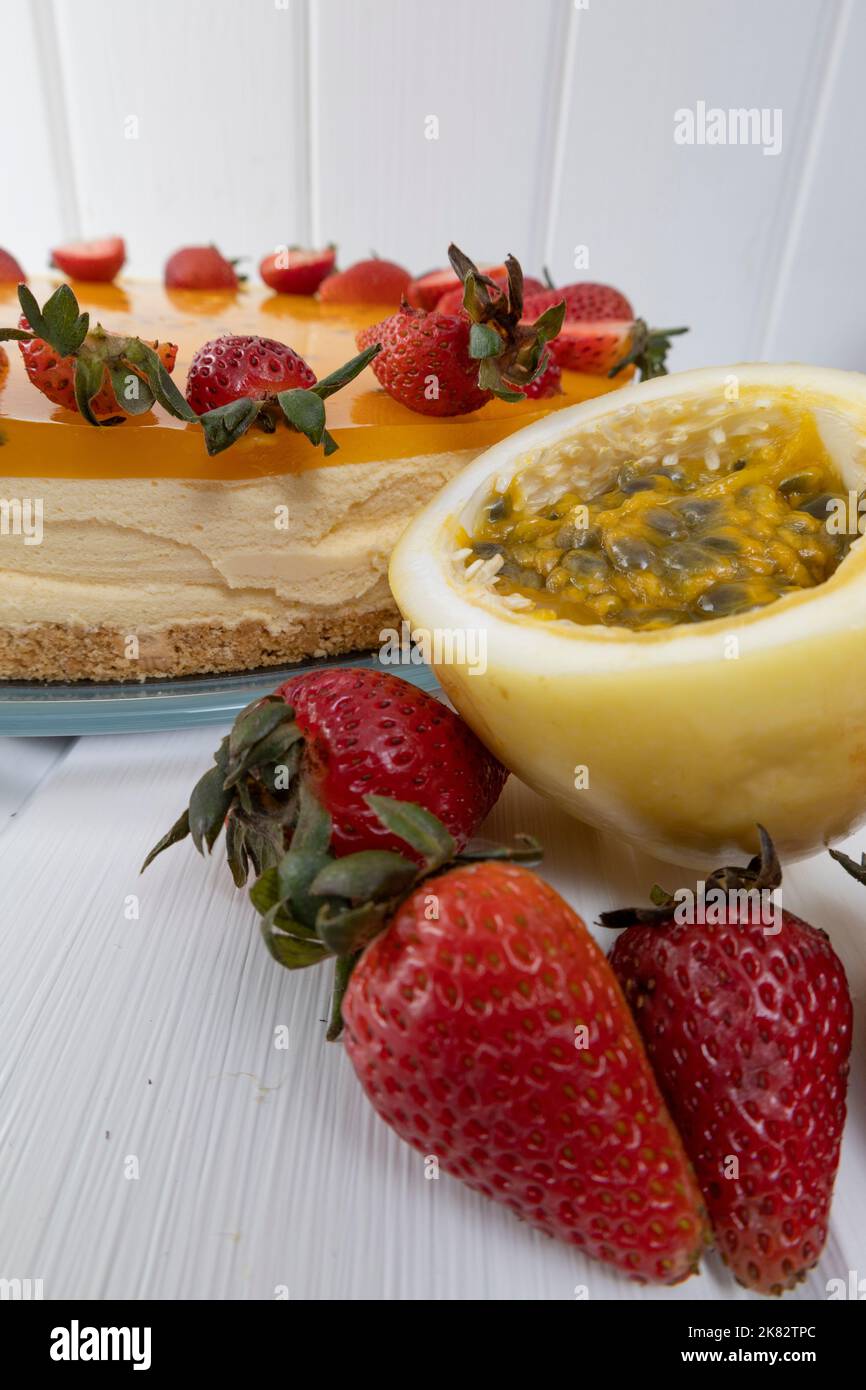 dolce dessert con crema, pasticceria gourmet stile decorazione con frutto della passione, squisito cibo fresco, stile di vita Foto Stock