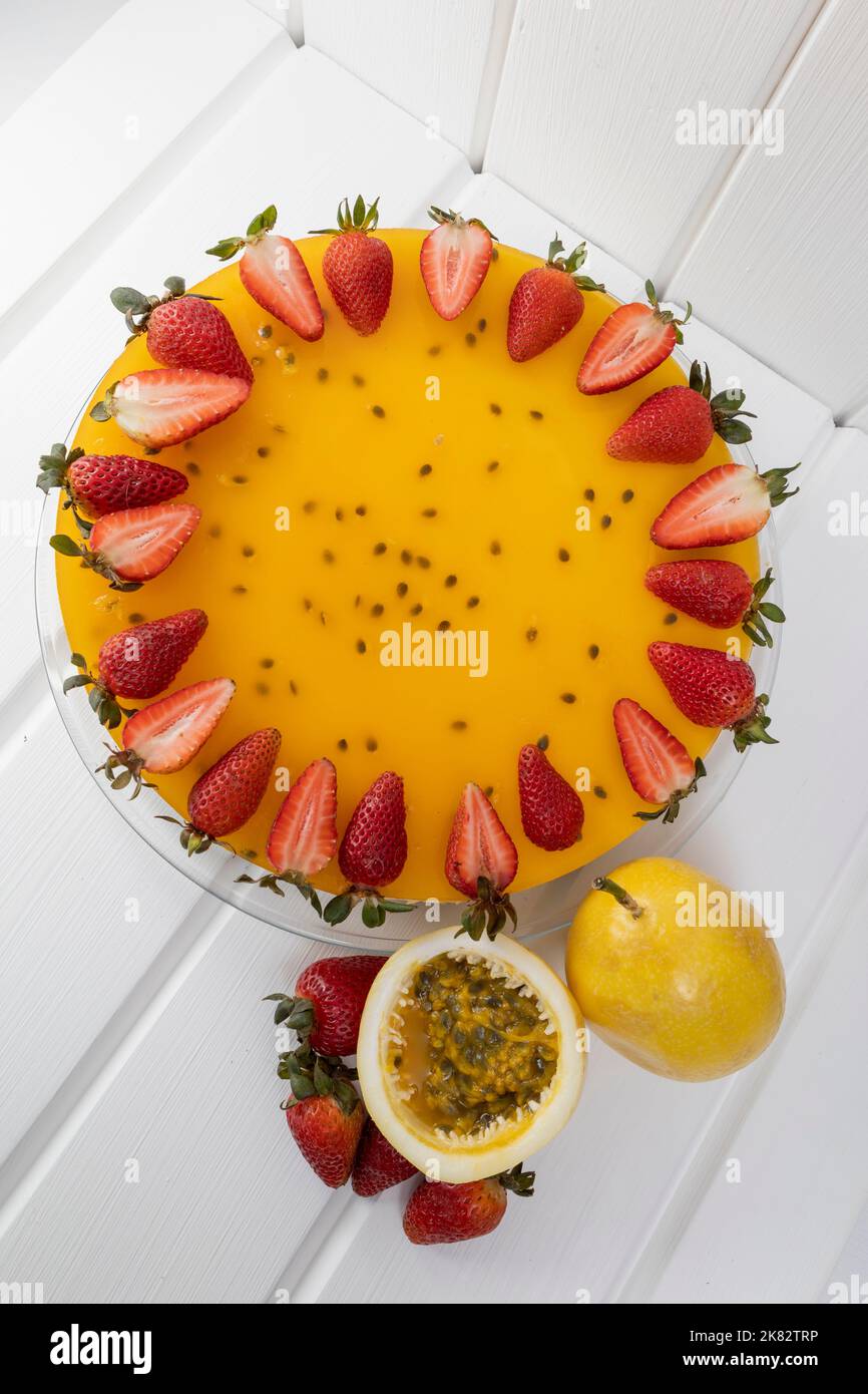 cheesecake circolare, decorazione di pasticceria in stile gourmet con frutto della passione, cibo fresco squisito, appetitoso Foto Stock