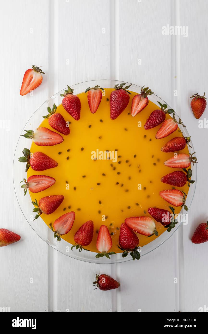 cheesecake su un tavolo, decorazione pasticceria in stile gourmet con frutto della passione, squisito cibo fresco in studio, torta Foto Stock