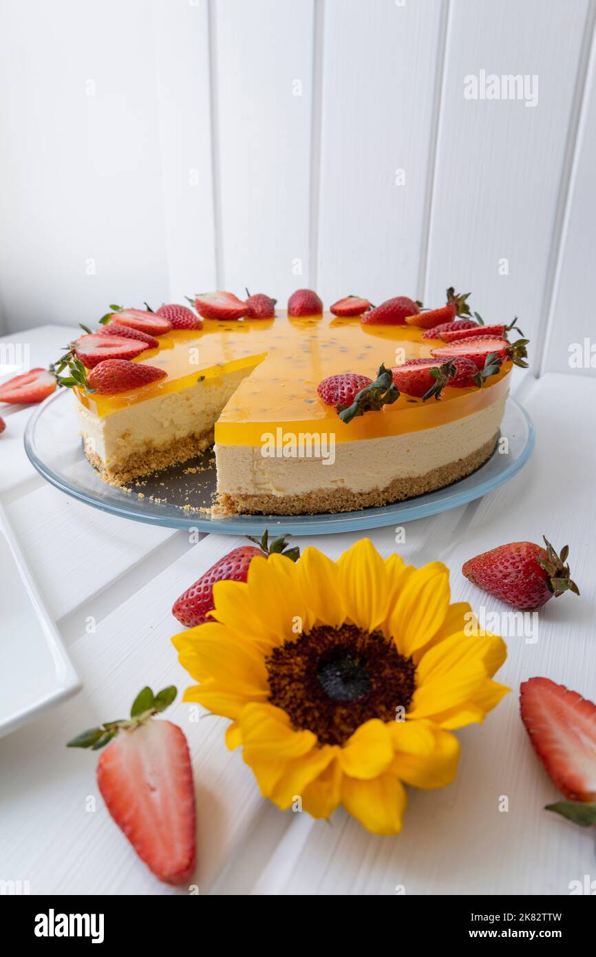 pasticceria con una bella torta tagliata a pezzetti e servita su un piatto, pasticceria con frutto della passione, squisita cucina fresca Foto Stock