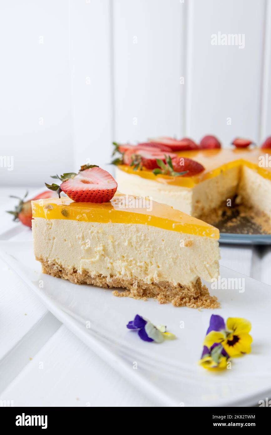 studio con cheesecake servito su un piatto, pasticceria con frutto della passione, squisito cibo fresco, celebrazione con dolce dessert Foto Stock