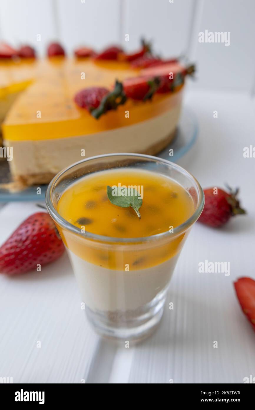 pasticceria con frutto della passione servita su un piatto, squisito dolce dolce, festa in ristorante, cheesecake Foto Stock