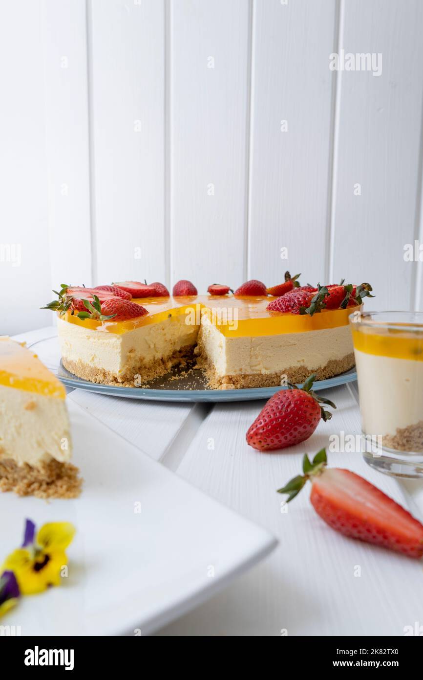 torta, pasticceria con frutto della passione servita su un piatto, squisito dolce dolce, festa in ristorante Foto Stock